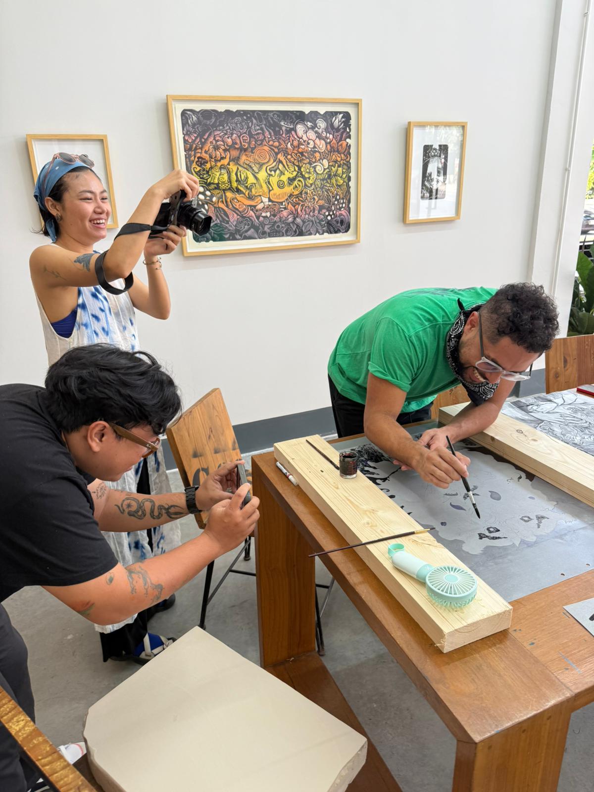 PHOTO-2025-06-14-02-30-29 2 Reinaldo Gil Zambrano works on a litho plate at Hello Print Friend Studio with students photographing his process